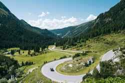 Auto fährt auf Alpenstraße