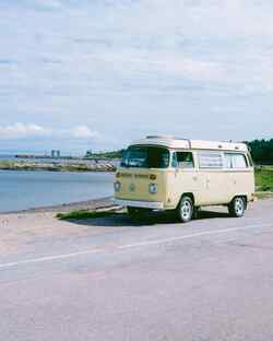 VW Bus steht am Straßenrand