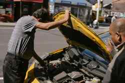 Zwei Männer öffnen die Motorhaube