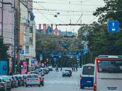 Blick auf eine befahrene Straße in einer Innenstadt