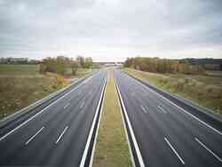 Blick auf leere Autobahn